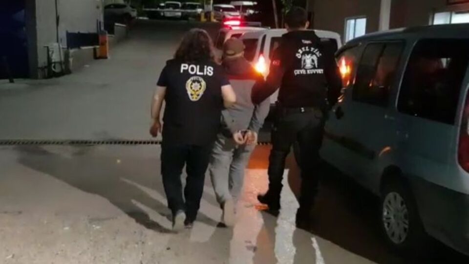 İzmir'de FETÖ operasyonu: 31 gözaltı
