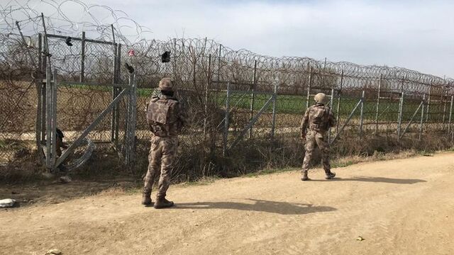 Yunanistan'dan polise taciz ateşi!