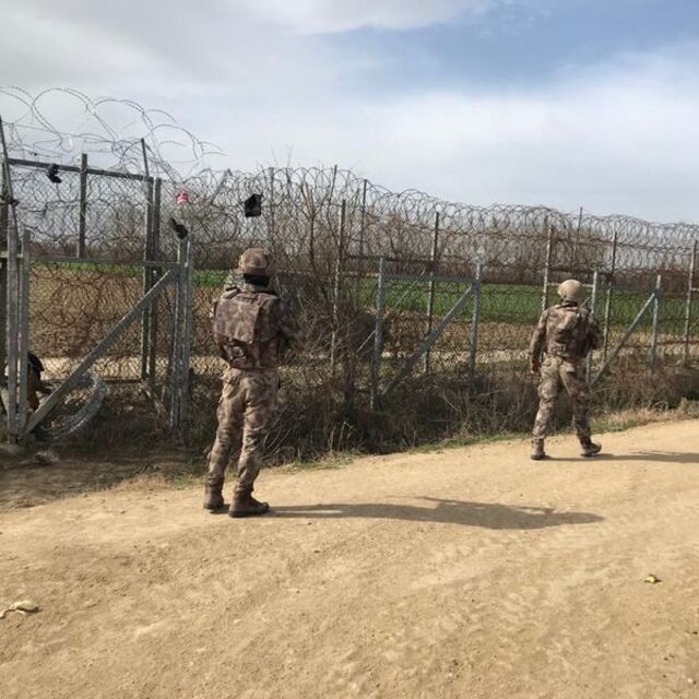 Yunanistan'dan polise taciz ateşi!