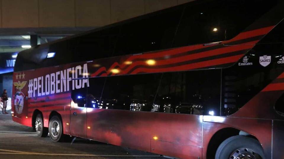 Taşlı saldırıda iki futbolcu yaralandı