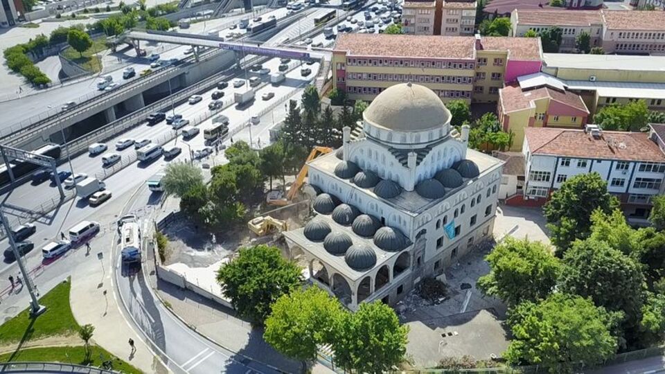 Deprem hasarlı o cami yıkılıyor!