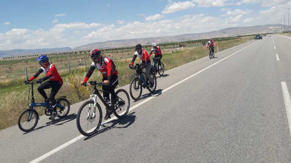 Kadın kaymakam, bisikletçilerle pedal çevirdi