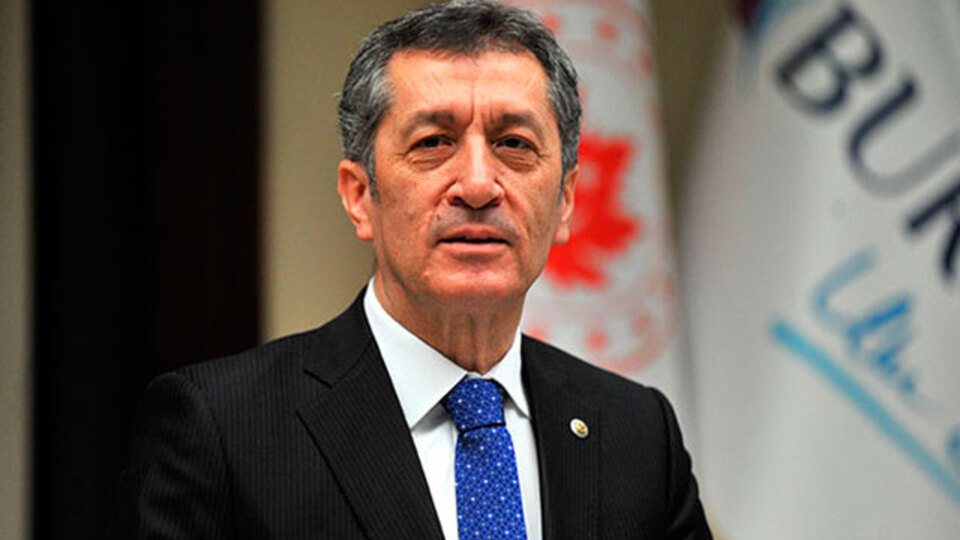 Bakan Selçuk'tan 'çocuklara özel maske' paylaşımı