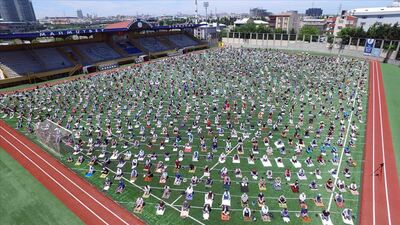 3 bin kişilik cemaat cuma namazını stadyumda kıldı
