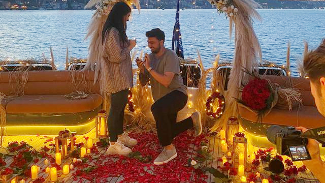 Ozan Tufan'dan sevgilisine evlilik teklifi
