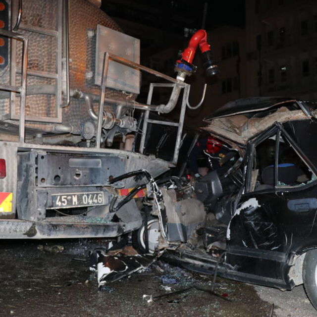 Manisa'da feci kaza! Otomobil tankere çarptı!