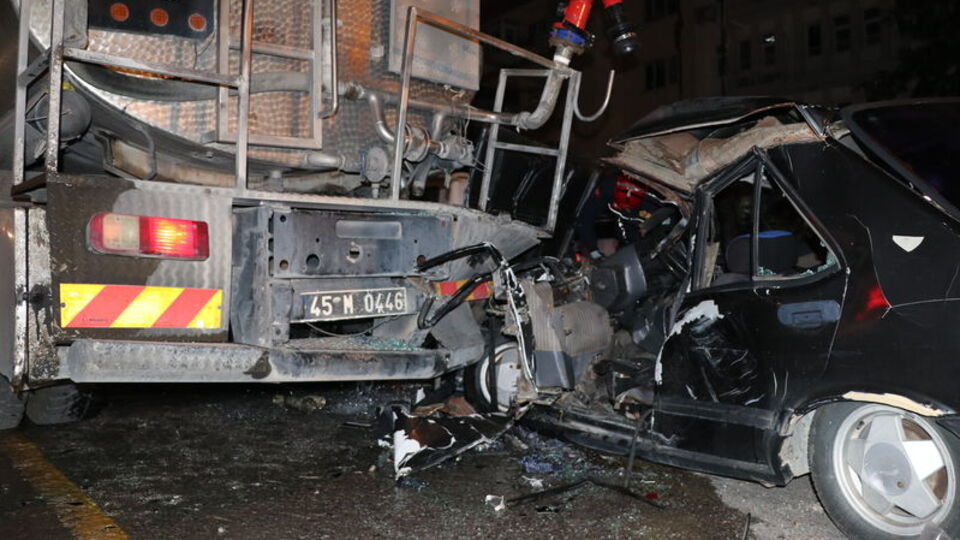 Manisa'da feci kaza! Otomobil tankere çarptı!