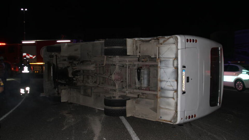 Otomobille servis minibüsü çarpıştı! 10 kişi yaralandı