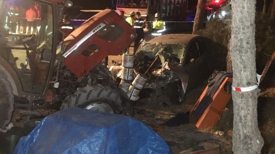 Otomobil park halindeki traktöre çarptı!