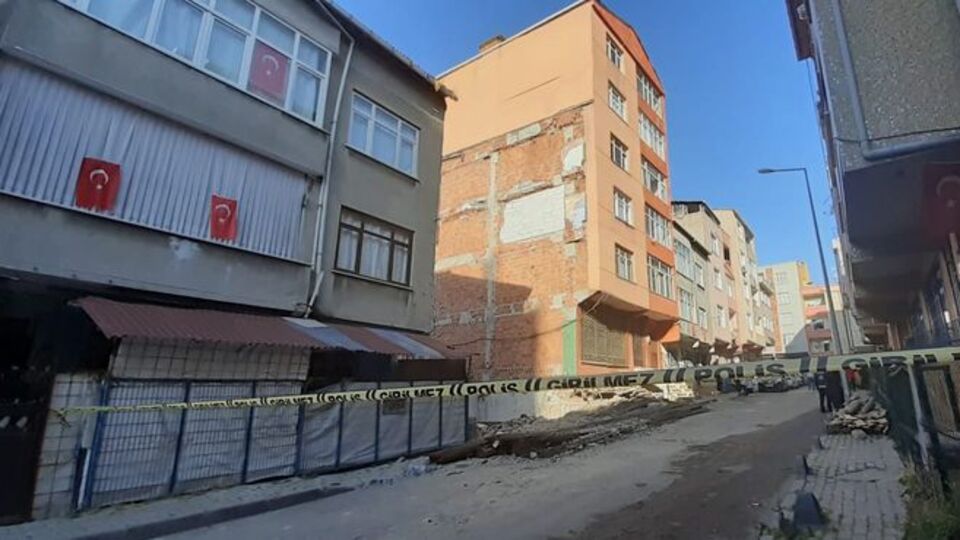 Küçükçekmece'de boşaltılan binada çökme tehlikesi!
