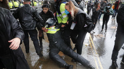 Polis attan düştü, at göstericilere çarptı!