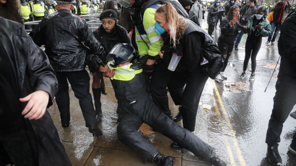 Polis attan düştü, at göstericilere çarptı!