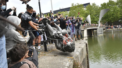 İngiltere'de göstericiler köle tacirinin heykelini yıktı