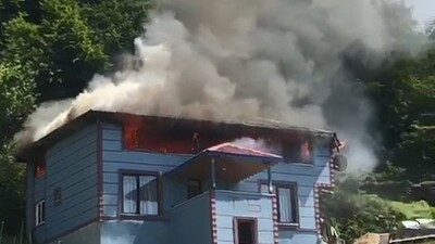 Mangal ateşi, iki katlı evi küle çevirdi!