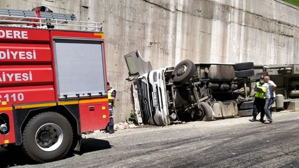 Rize'de TIR devrildi: Baba öldü, oğlu yaralandı!