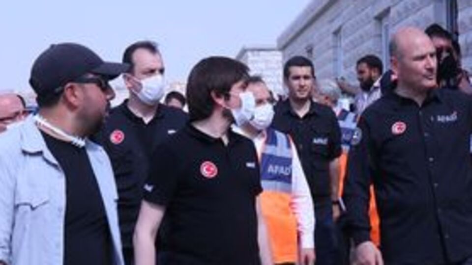 Bakan Soylu, İdlib'deki briket evleri inceledi