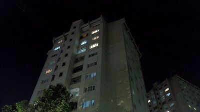 Kocasını bıçakladı, çocukları rehin aldı