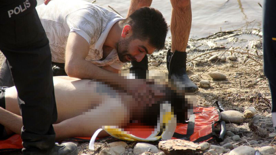 Boğulan kardeşini kucakladı! Acı feryat!