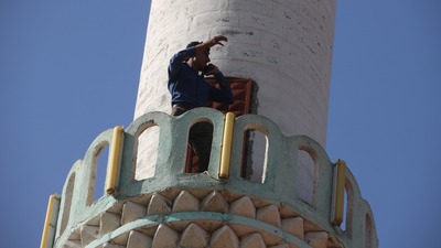 Cep telefonu ile konuşmak için minareye çıkıyorlar!
