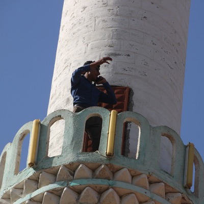 Cep telefonu ile konuşmak için minareye çıkıyorlar!