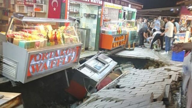 Ortaköy'de kumpircilerin olduğu sokakta çökme