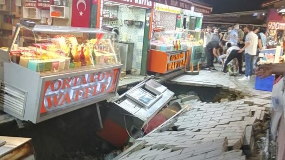 Ortaköy'de kumpircilerin olduğu sokakta çökme