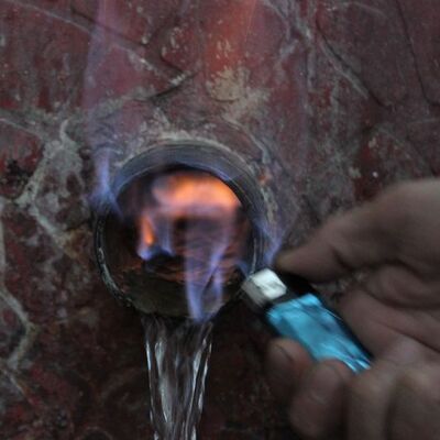 Görenler gözlerine inanamıyor! Alev alev yanan çeşme!