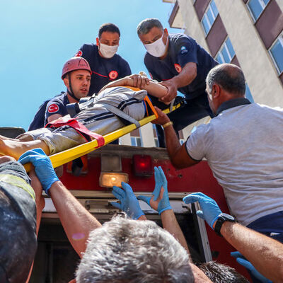 Hamile kadın pencere siliyordu! Feci olay!
