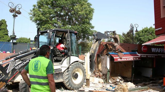 Ortaköy'deki kumpirci dükkanları yıkılıyor