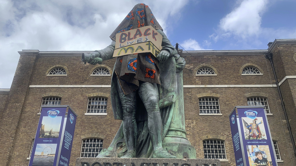 İngiltere'de bir başka köle taciri heykeli sökülecek