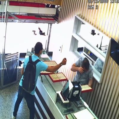 Biber gazı ile soygun! Yüzük tablasını böyle çaldı!