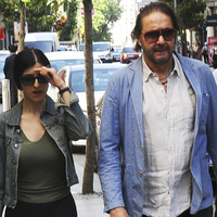 Gazetecileri görünce sevgilisinin elini bıraktı