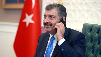 Bakan Koca'dan maskeyi gözüne takan kişiye telefon