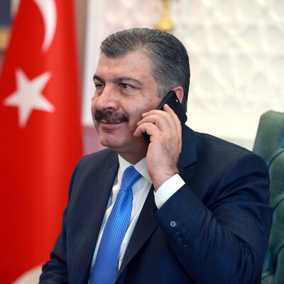 Bakan Koca'dan maskeyi gözüne takan kişiye telefon