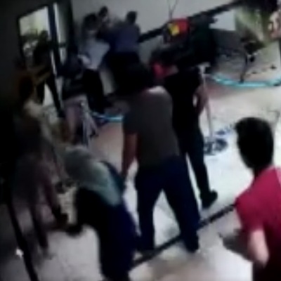 Sağlık çalışanına şiddet kamerada!