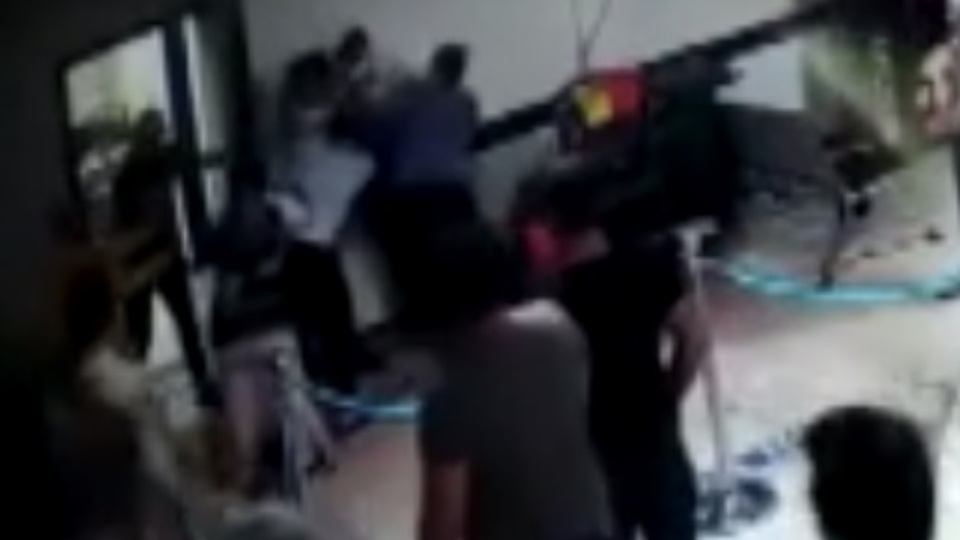 Sağlık çalışanına şiddet kamerada!