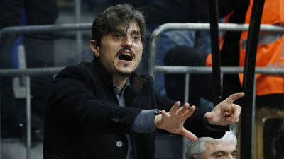 Taraftarlar, evine saldırdı!