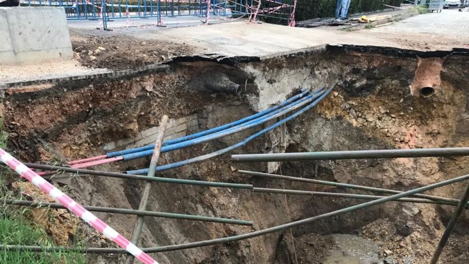 Altyapı çalışması sırasında yol çöktü