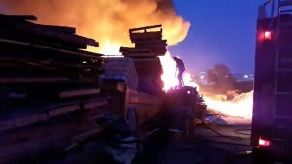 Kocaeli'de palet deposunda yangın