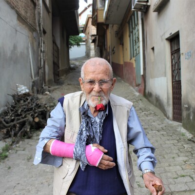 Ağzından düşürmediği gülle virüse meydan okuyor