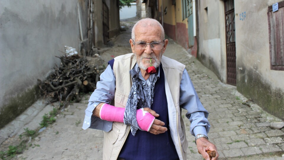 Ağzından düşürmediği gülle virüse meydan okuyor