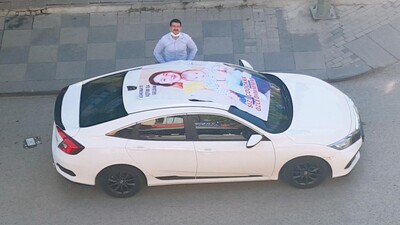 Dört aydır göremediği ailesine afişle sürpriz yaptı!