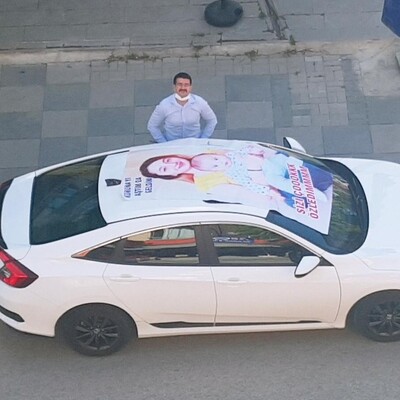 Dört aydır göremediği ailesine afişle sürpriz yaptı!