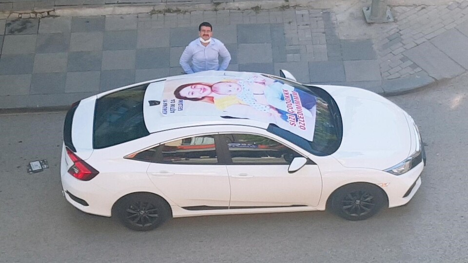 Dört aydır göremediği ailesine afişle sürpriz yaptı!