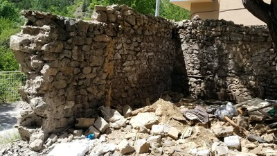 Yıkılan binanın yakınında buldu