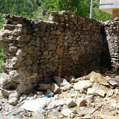 Yıkılan binanın yakınında buldu