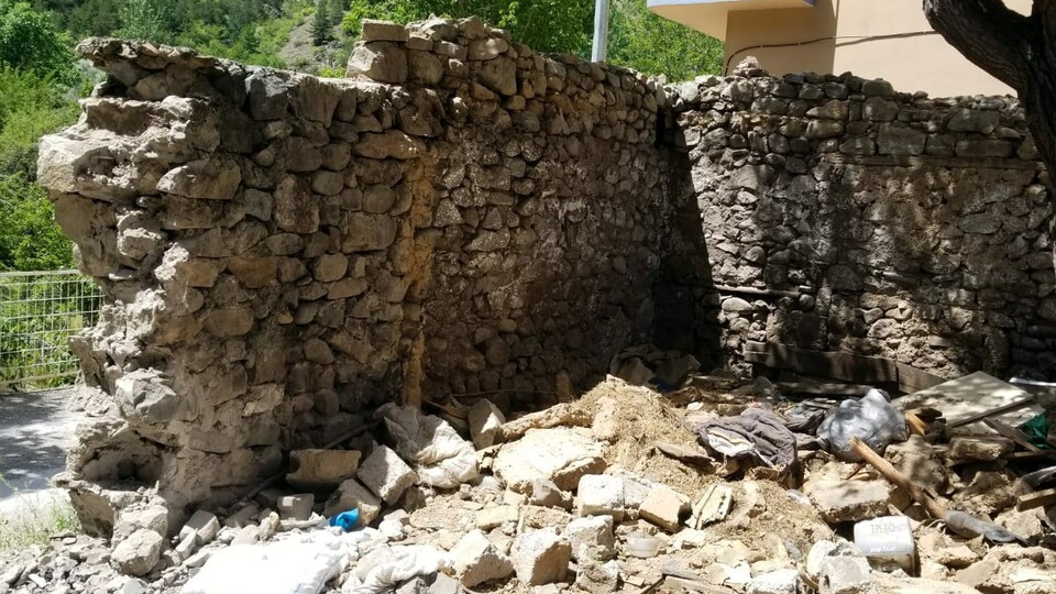 Yıkılan binanın yakınında buldu