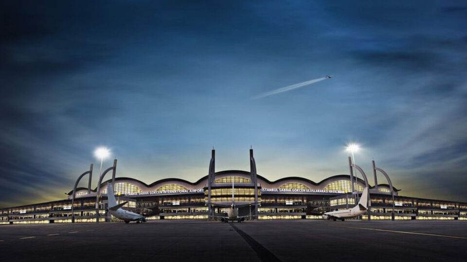 Yurt dışından gelen ilk yolcu uçağı indi