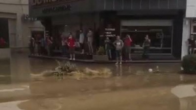 İzmir'de yağmur hayatı felç etti!