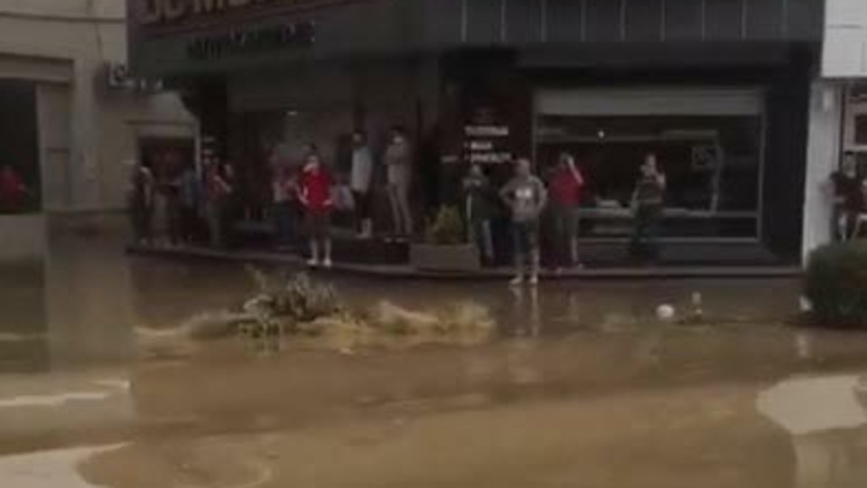 İzmir'de yağmur hayatı felç etti!